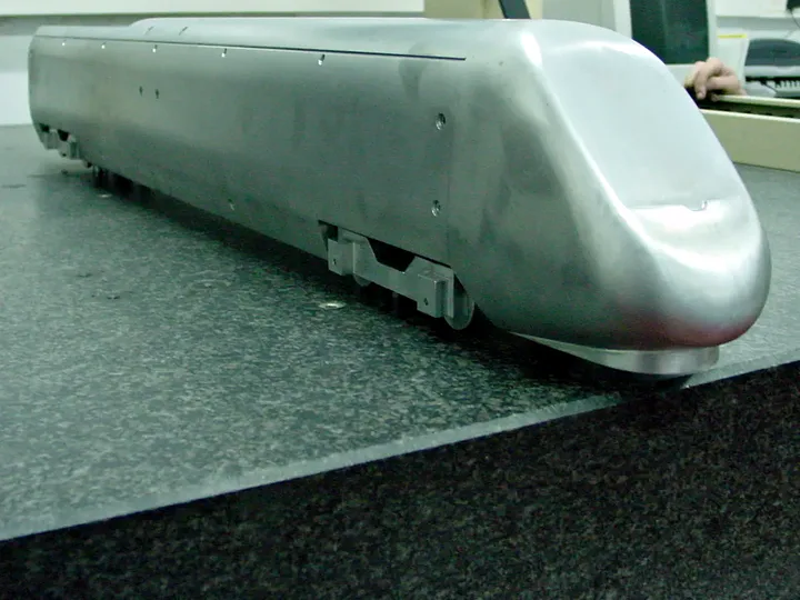 Maqueta de tren mecanizada en aluminio