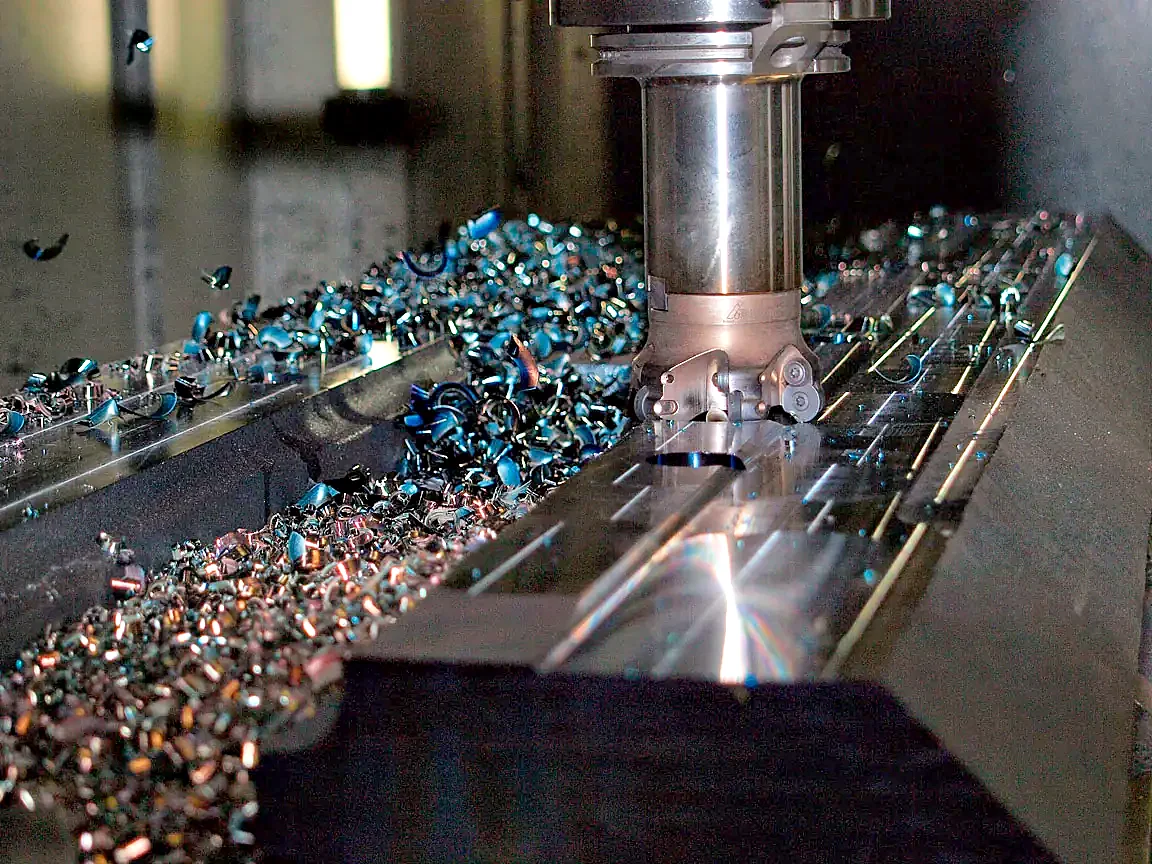 Fresado CNC de una pieza de acero en el taller